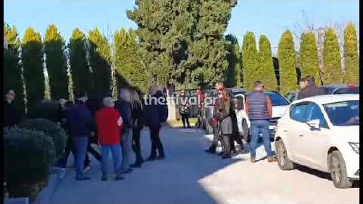 Thestival.gr Έφτασαν η σύζυγος και η κόρη του Βασίλη Καρρα στον οίκο τελετών