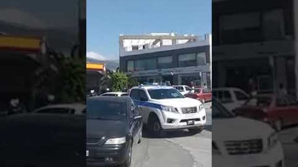 Ατελείωτες ουρές και επέμβαση αστυνομίας έξω από την Εθνική Τράπεζα στα Άνω Λιόσια