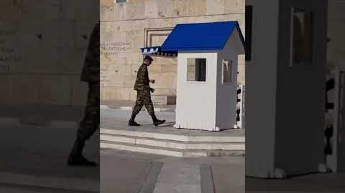 Ευζωνες: καύσωνας Σύνταγμα (5)