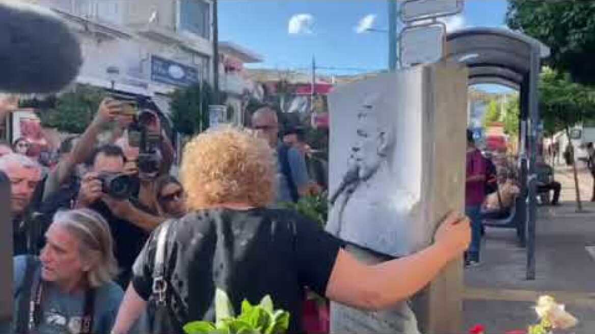 Η Μάγδα Φύσσα στο μνημείο του Παύλου