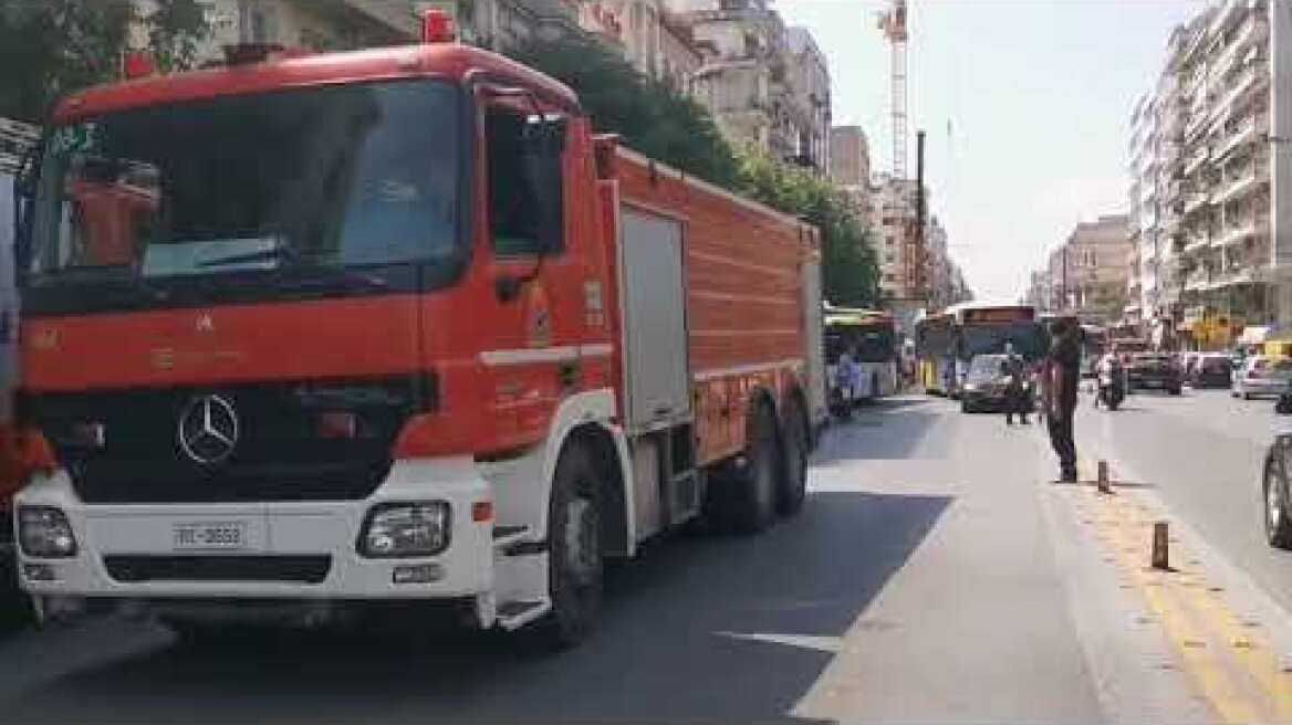 Μεγάλη φωτιά με εγκλωβισμένους στην πλατεία Αριστοτέλους