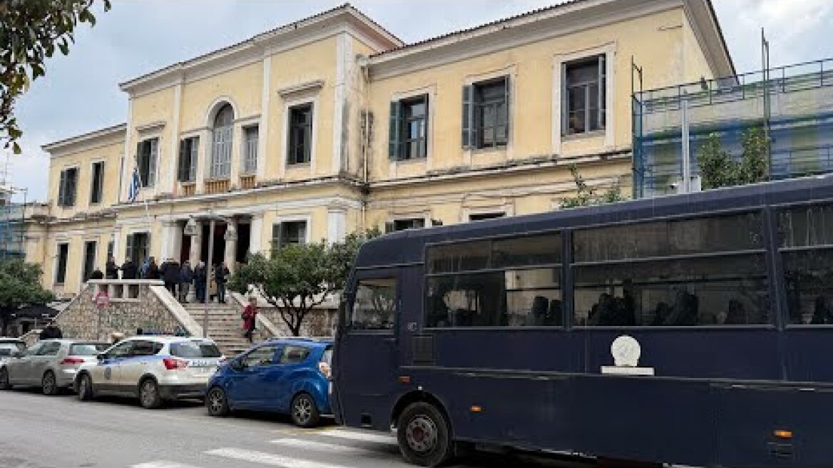 LamiaReport.gr: Στα Δικαστήρια Λαμίας οι 34 συλληφθέντες