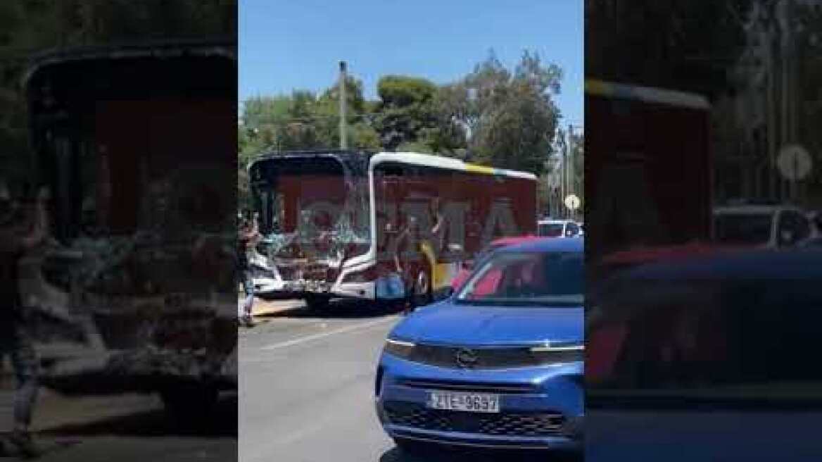 Σύγκρουση δύο λεωφορείων στη Βούλα (1)