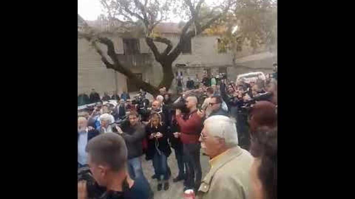 Ψάλλουν τον εθνικό ύμνο στην πλατεία στους Βουλιαράτες