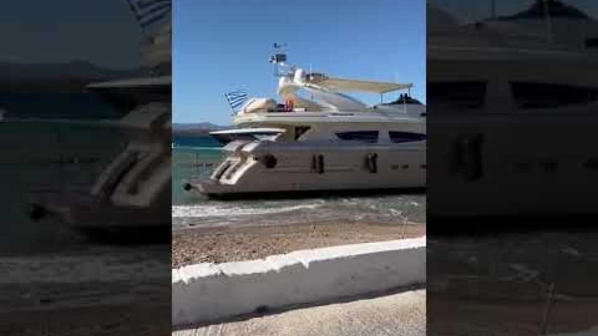 Σπέτσες: Ο άερας παρέσυρε θαλαμηγό (2)