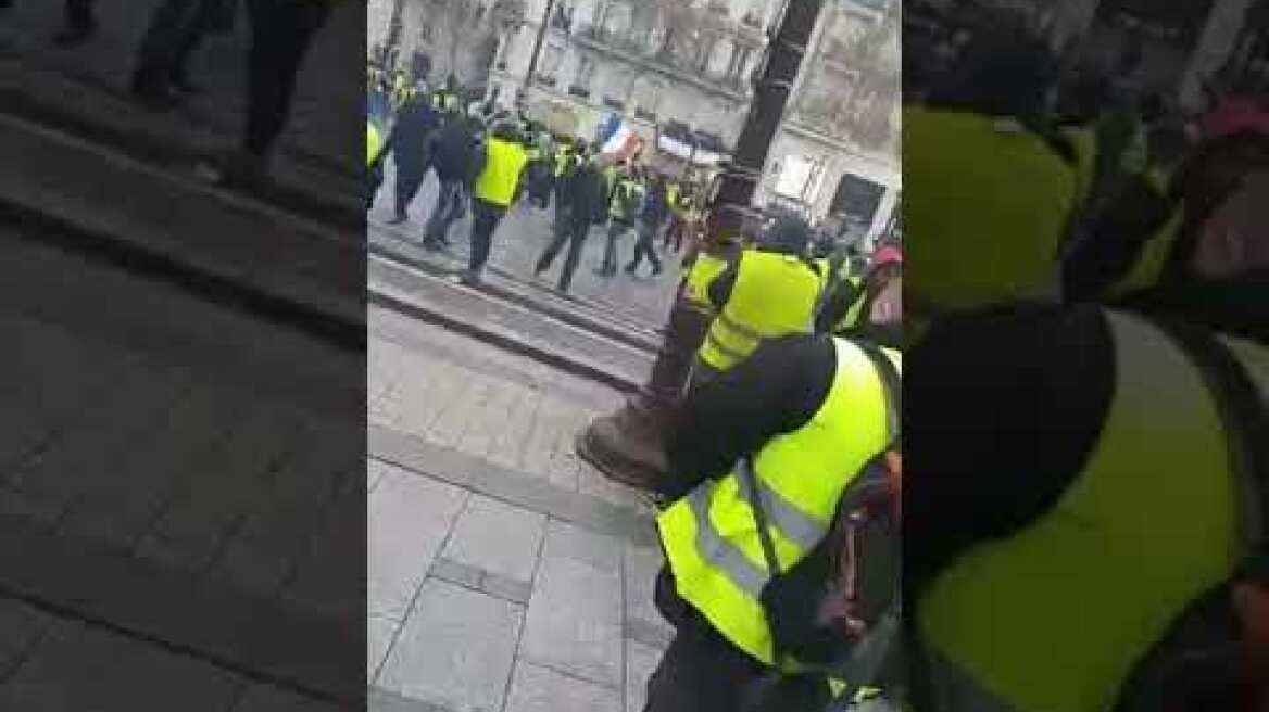 08/12/2018 Gilets jaune 10 h 25 ! Premier gaz lacrymogènes à Paris !