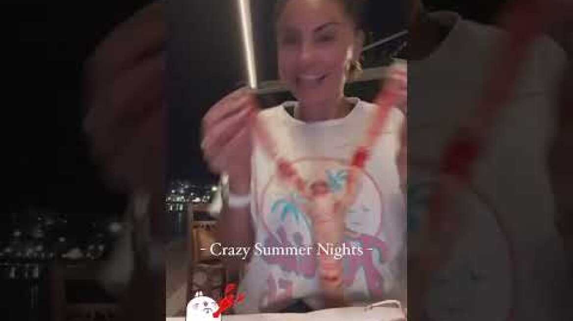 Η Δήμητρα Αλεξανδράκη  χορεύει με έναν αστακό στα χέρια της