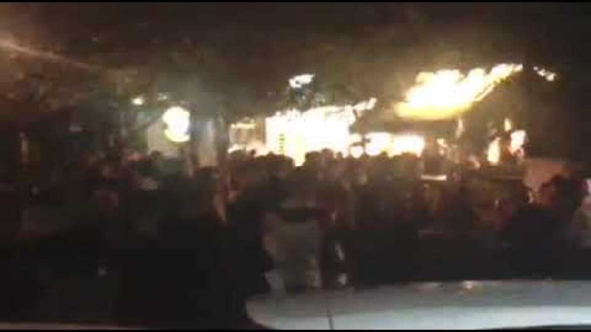 Κουβάδες νερού κατά των συγκεντρωμένων στην πλατεία Αγ. Γεωργίου Κυψέλης