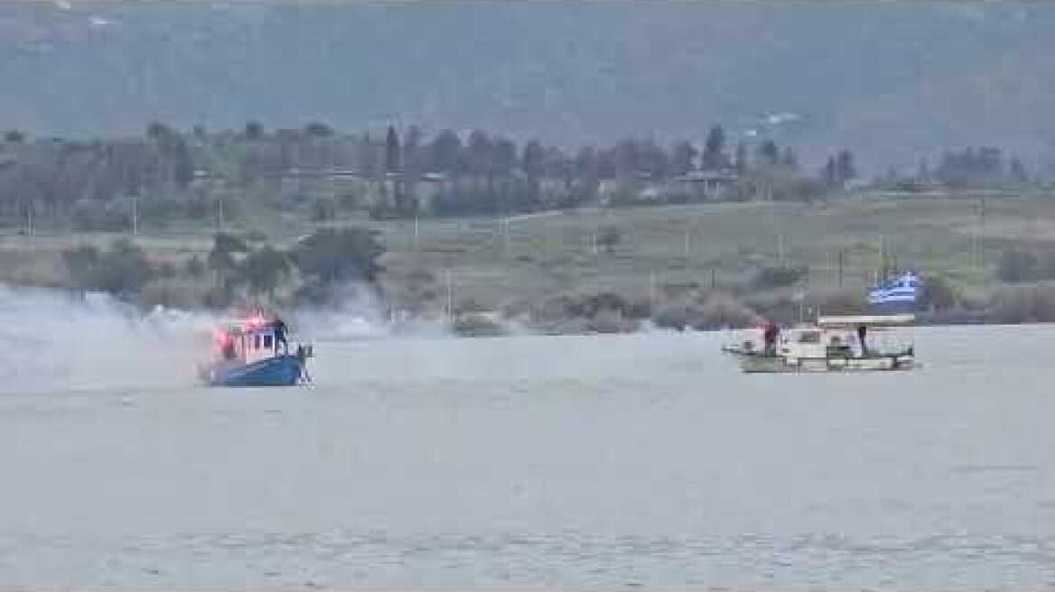 Οι παράκτιοι ψαράδες του βόλου απέκλεισαν το λιμάνι