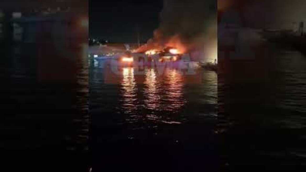 Φωτιά σε τέσσερα σκάφη στη Μαρίνα Ζέας: Βυθίστηκαν τα τρία