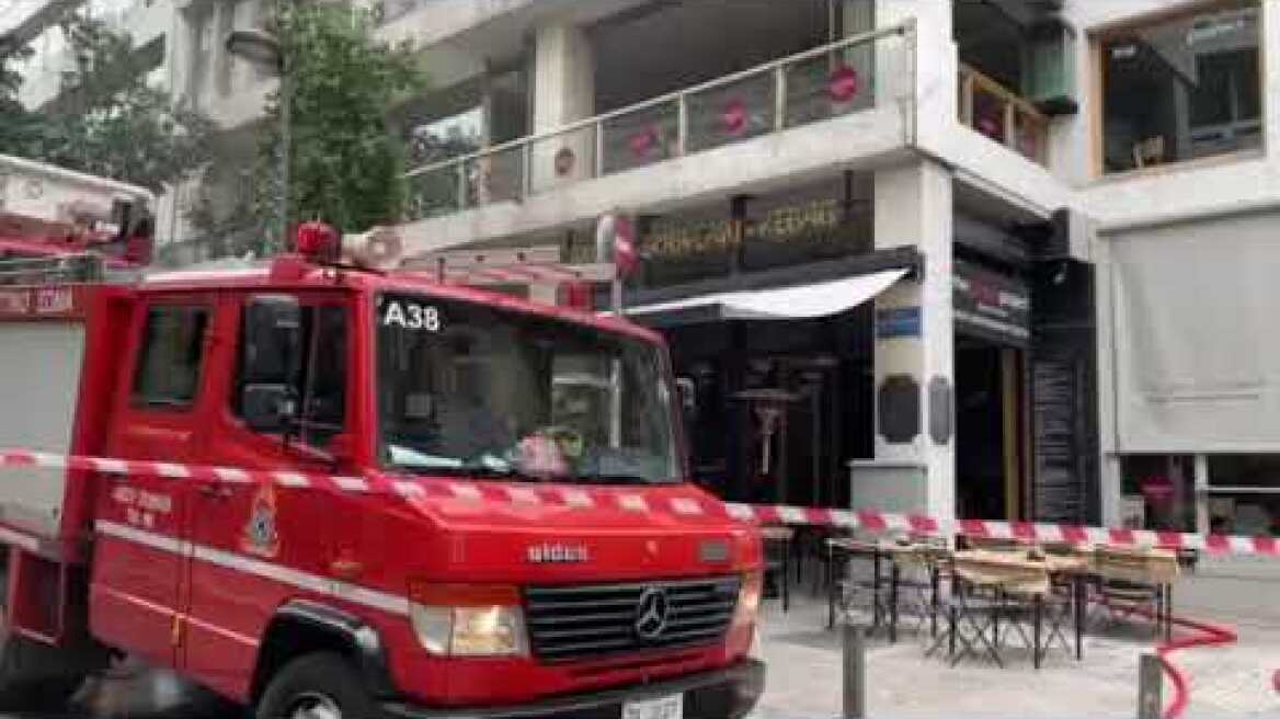 Φωτιά σε εστιατόριο στην οδό Μητροπόλεως, στο κέντρο της Αθήνας