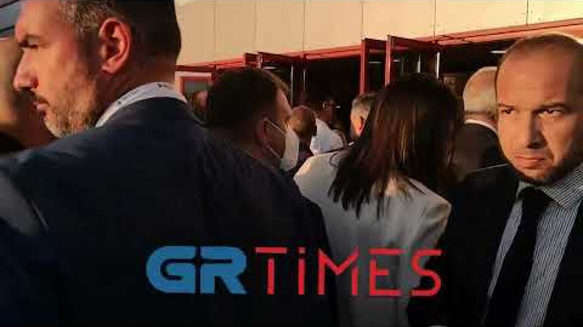 Το αδιαχώρητο από κόσμο στο Βελλίδειο, λίγο πριν την άφιξη του πρωθυπουργού