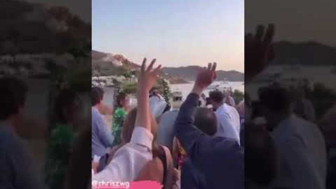 Παντρεύτηκαν στη Τζια οι στενοί συνεργάτες του πρωθυπουργού, Χρήστος Ζωγράφος και Κύρα Κάπη