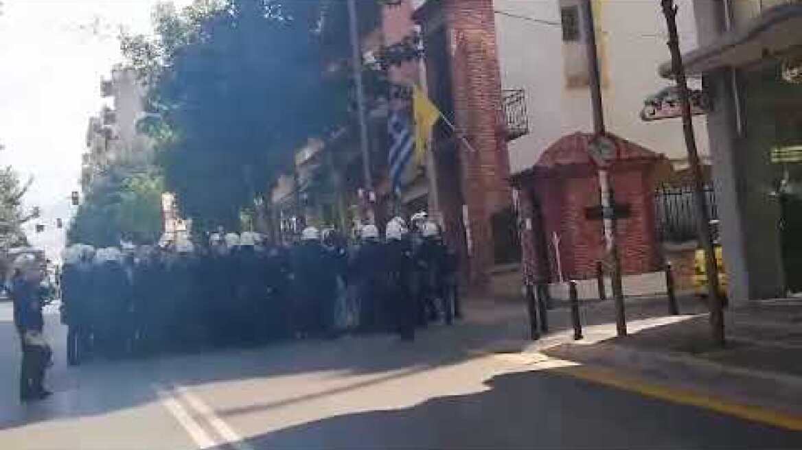 Πάτρα - Τα ΜΑΤ περικύκλωσαν αντιεξουσιαστές - Κλειστή η Γούναρη