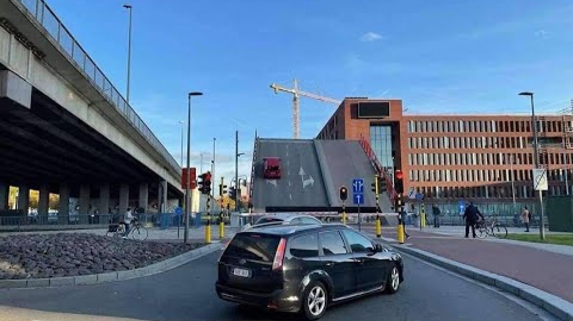 Leuvenaar rijdt op brug die open gaat