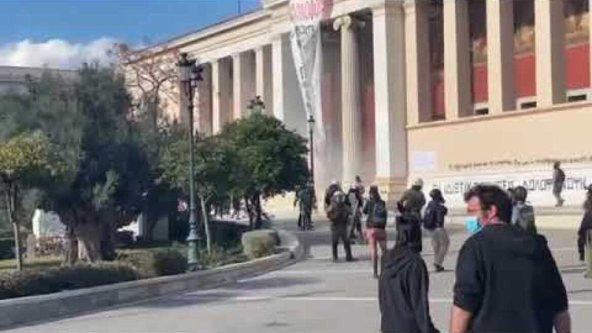 Επεισόδια στα Προπύλαια κατά τη διάρκεια της πορείας για το δυστύχημα στα Τέμπη (1)