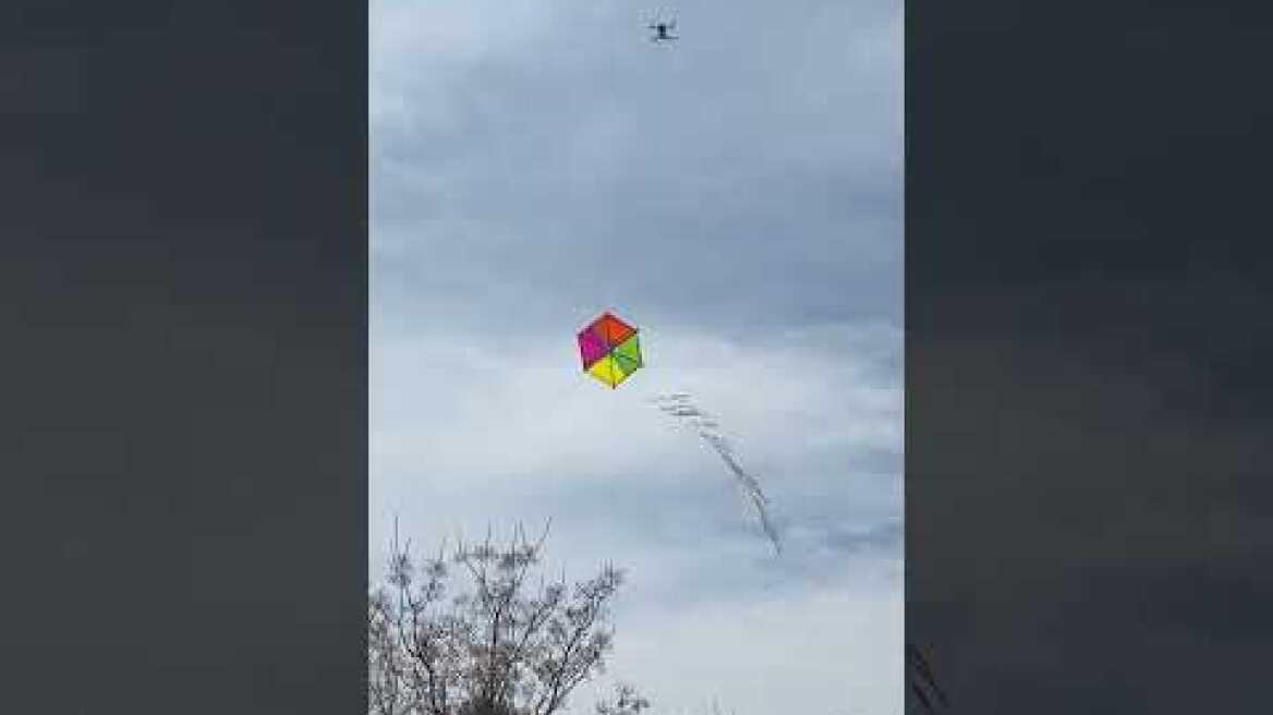 Τρίκαλα: Σήκωσαν χαρταετό με drone (3)