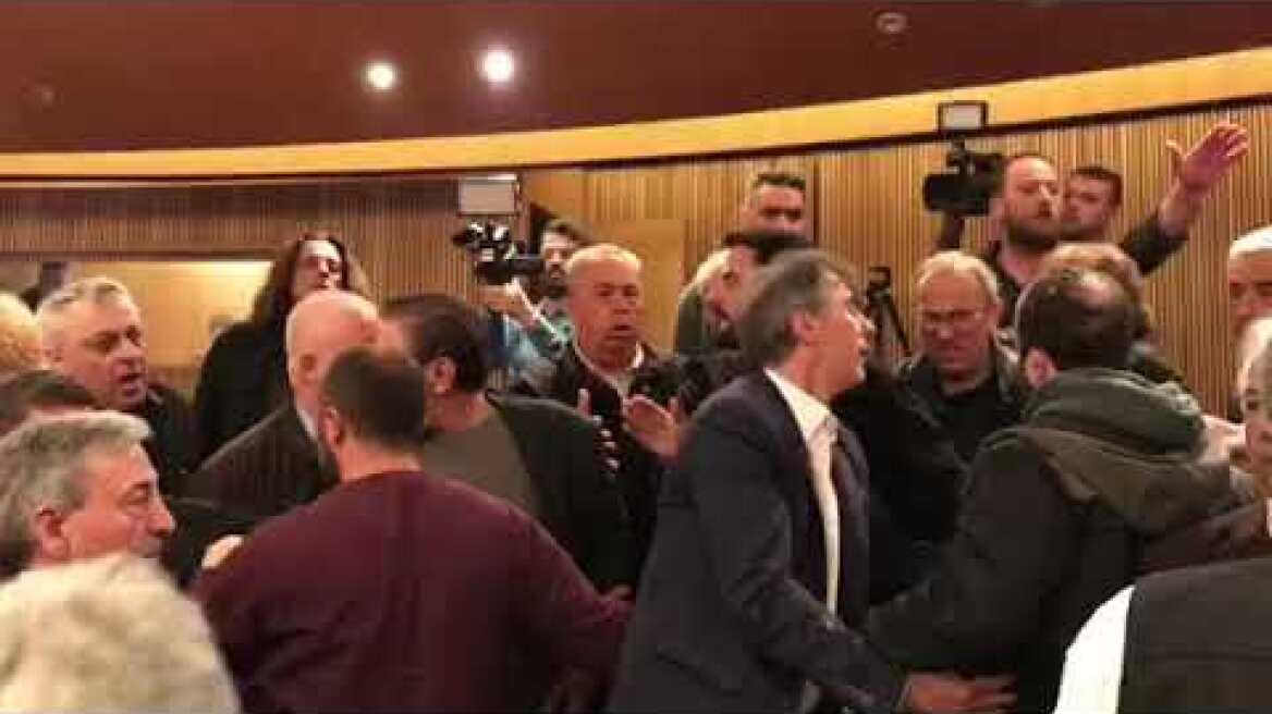 Πιάστηκαν στα χέρια στη ΓΣΕΕ