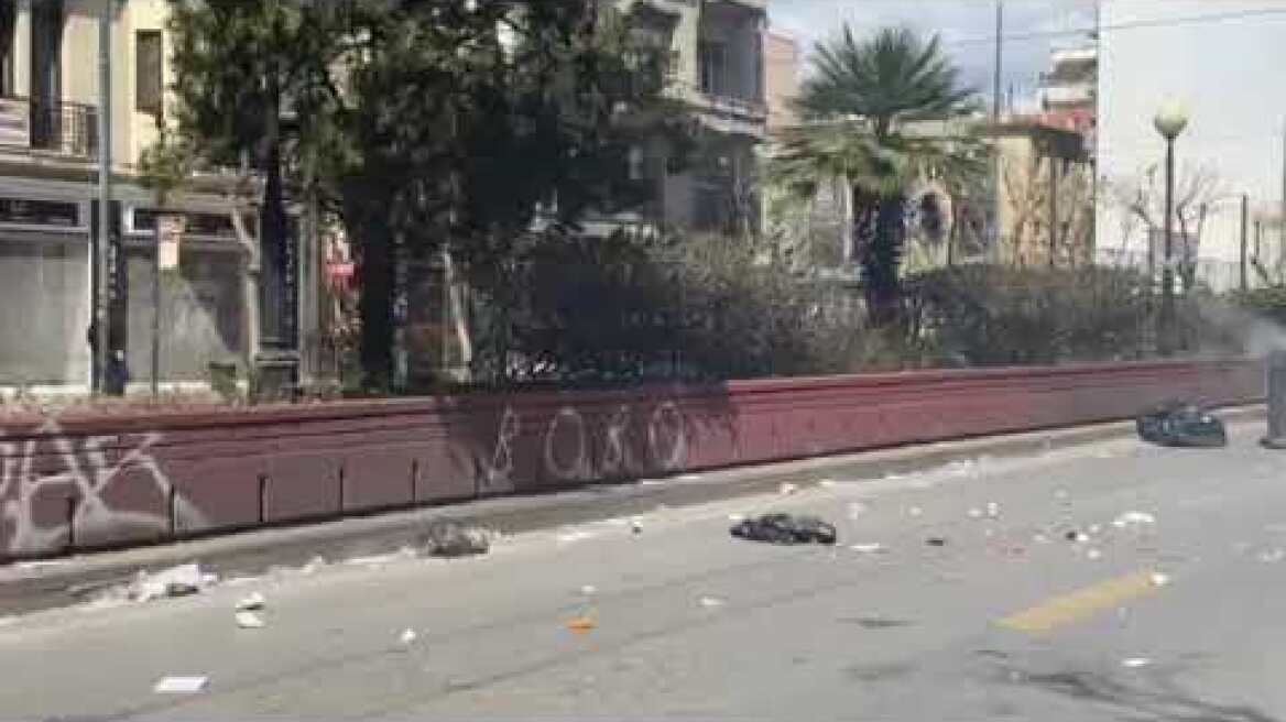 Διακοπή κυκλοφορίας στην Πατησίων - Έβαλαν φωτιές σε κάδους έξω από την ΑΣΟΕΕ