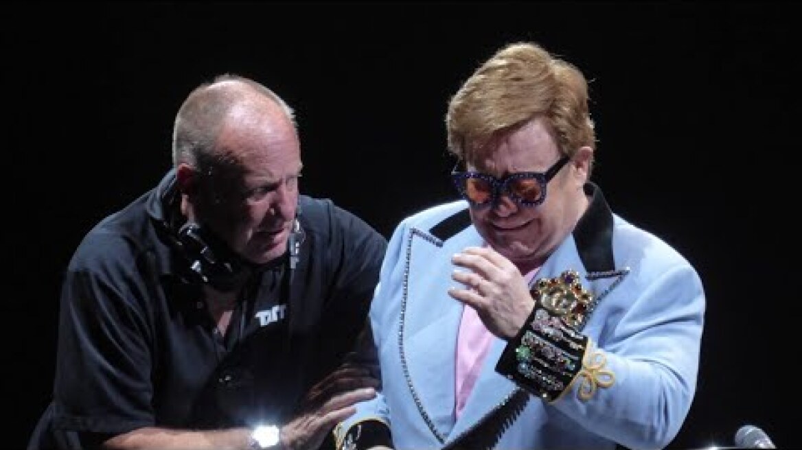 Sir Elton John starts crying on stage due to his pneumonia