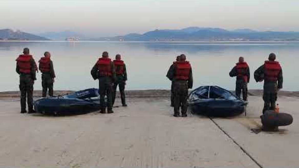 Νεοσύλλλεκτοι ΟΥΚάδες τραγουδούν εις μνήμη του Αρχικελευστή Μήνα Καμαράτου