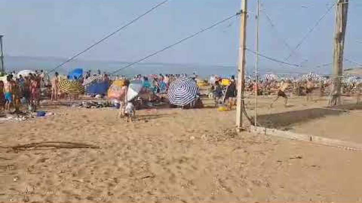 Ηράκλειο - κορωνοϊός: Γέμισε ασφυκτικά η παραλία