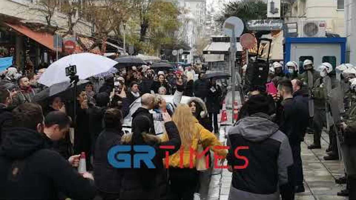 Έξω από το προξενείο της Σερβίας για τον Τζόκοβιτς,  η πορεία των αντιεμβολιαστών