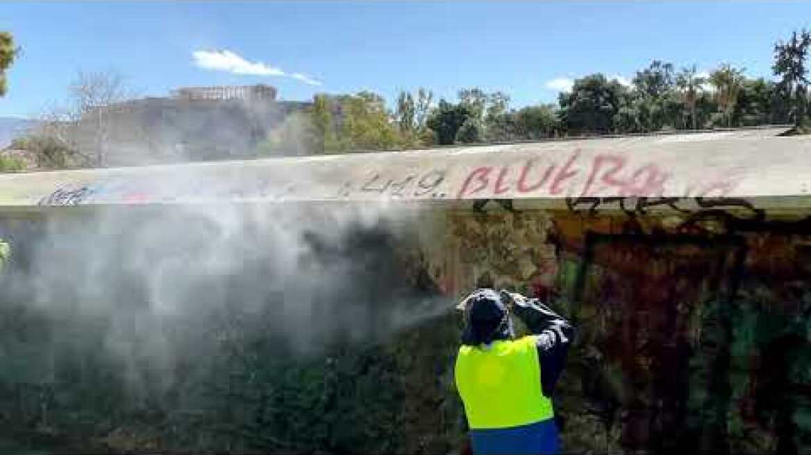Μεγάλη αντιγκράφιτι παρέμβαση στην Ερμού από τον Δήμο Αθηναίων