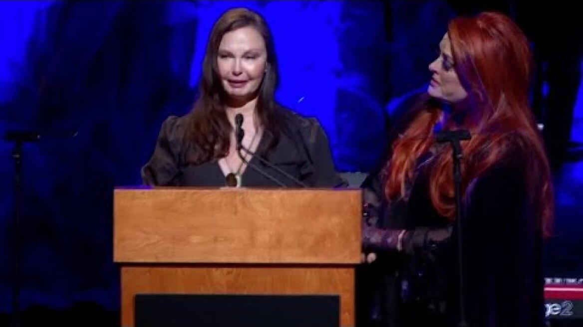 Naomi Judd’s Daughters Get EMOTIONAL Accepting Honor After Her Tragic Death