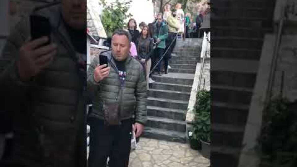 «Για μας είσαι ο Άγιος Δημήτριος Λυκαβηττού»! Χιλιάδες στους Αγίους Ισιδώρους - Καθήλωσε π Δημήτρης