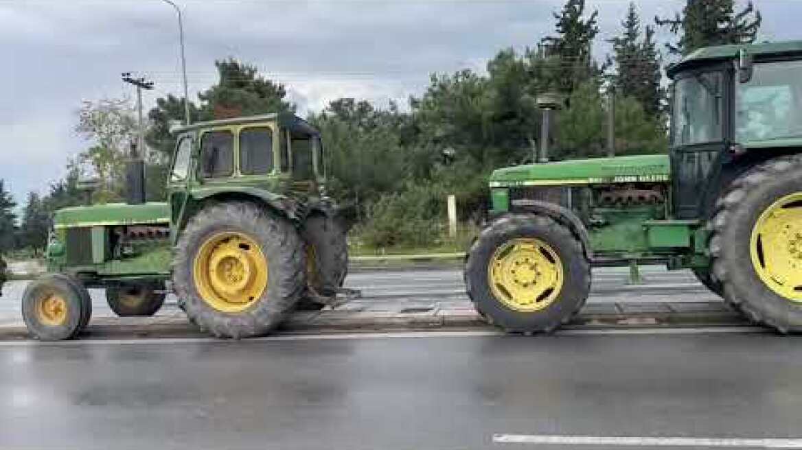Αγρότες: Συνεχίζουν με νέα μπλόκα, στόχος έως την Κυριακή να έχουν 30 σε εθνικές οδούς (1)