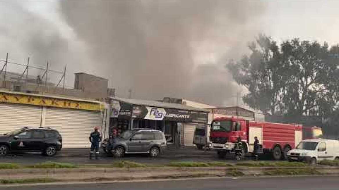 Φωτιά σε εργοστάσιο με πολυεστερικά στον Ασπρόπυργο