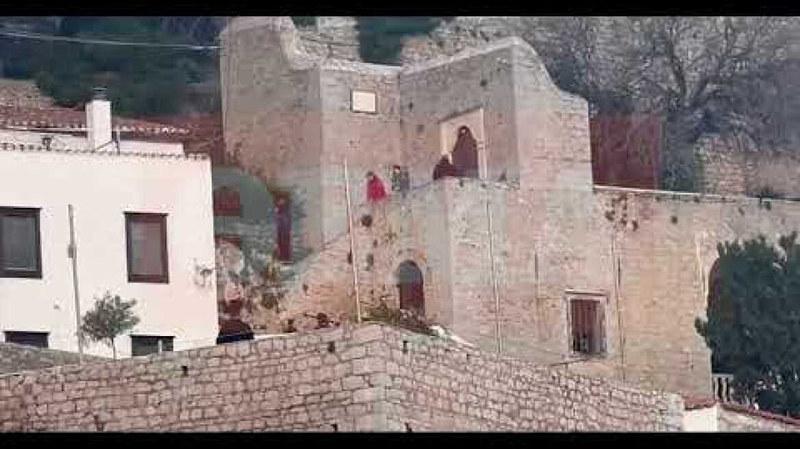 Χαλαρός και χαμογελαστός ο Μπράντ Πιτ στην Ύδρα για τη νέα του ταινία (2)