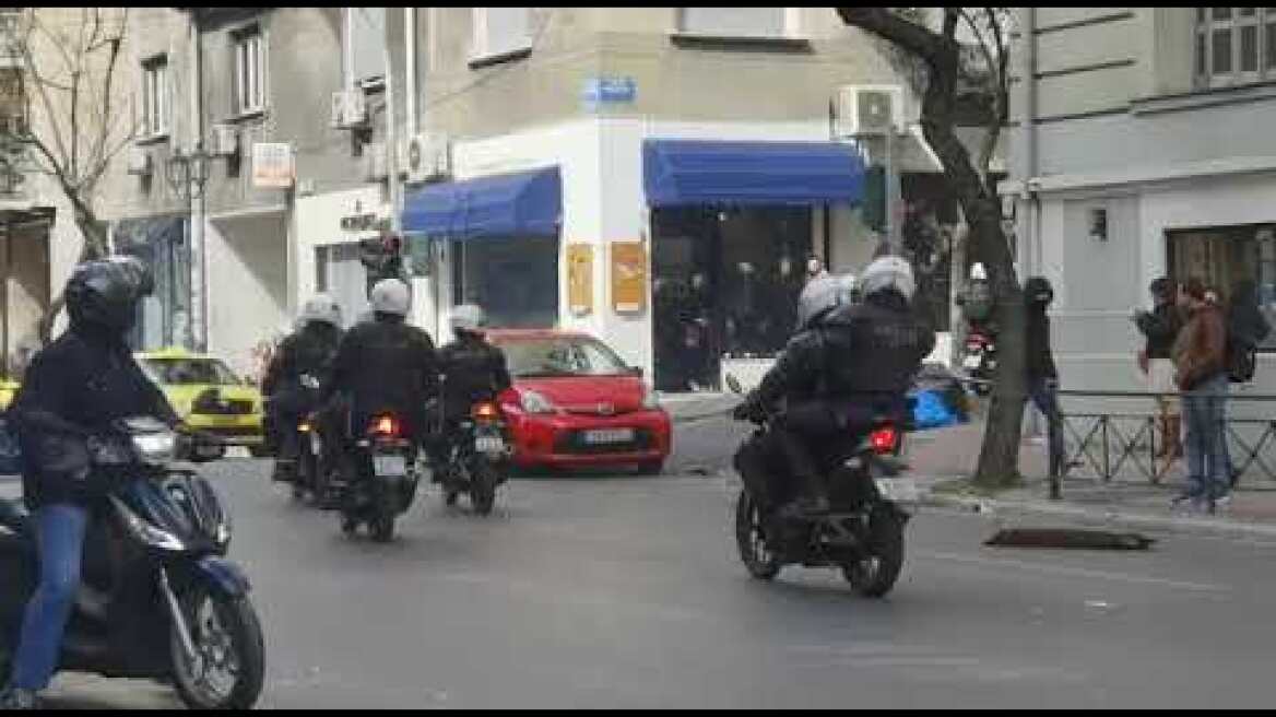 Συμπλοκές και κρότου λάμψης στην οδό Ακαδημίας