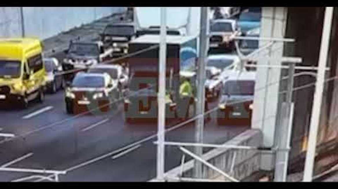 Αναβάτης παρέσυρε γυναίκα τροχονόμο στην Αττική Οδό σε μπλόκο για μηχανές χωρίς δίπλωμα και άδεια