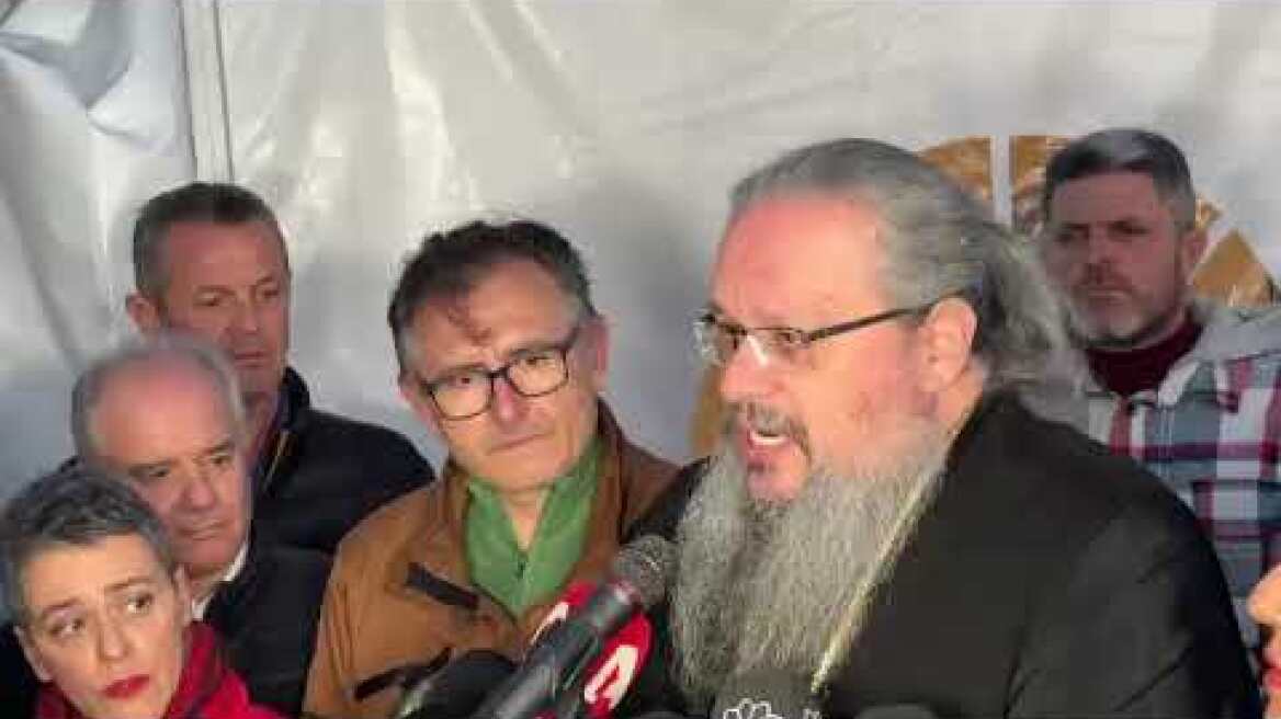 Ο Μητροπολίτης Λαρίσης, Ιερώνυμος, στο μπλόκο Πλατυκάμπου