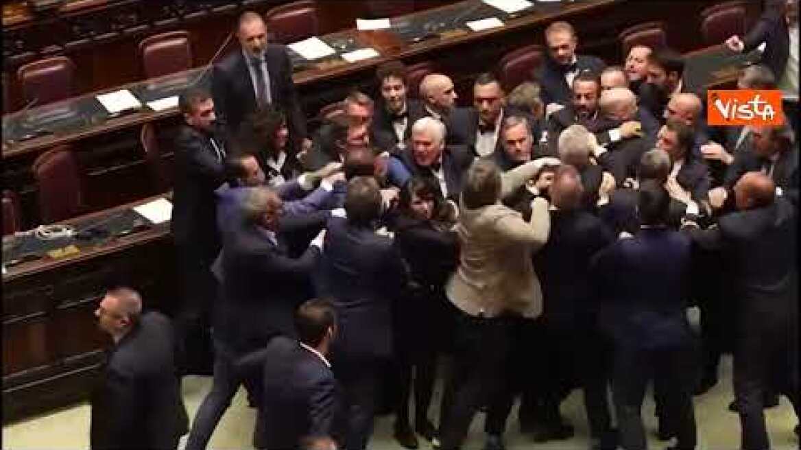 Rissa alla Camera, Donno (M5S) finisce a terra colpito da un deputato leghista