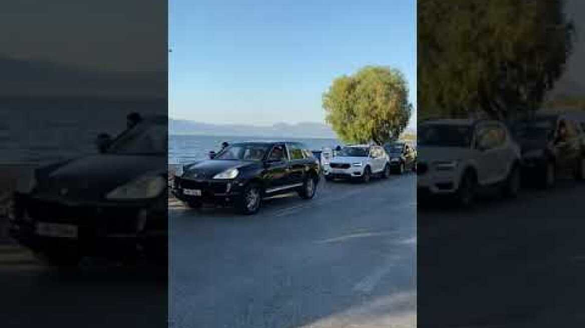 Ουρές χιλιομέτρων στο φέρυ της Ερέτριας