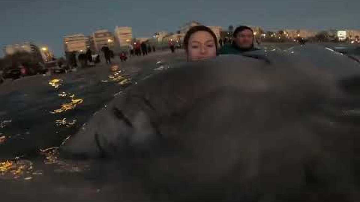 Συγκλονιστικό βίντεο: Τραγουδάνε στο νεαρό Ζιφιό που δίνει μάχη για την ζωή