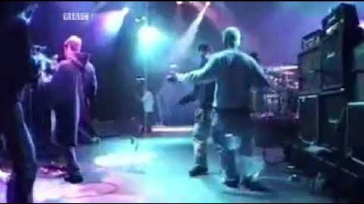 Robbie Williams with Oasis 1995 shakermaker Glastonbury