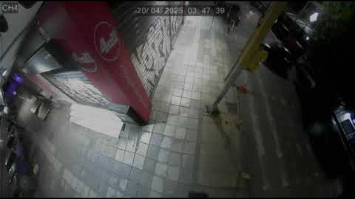 Τρελή πορεία αυτοκινήτου στη Θεσσαλονίκη που καρφώθηκε σε κατάστημα καφέ -ψιλικών (1)