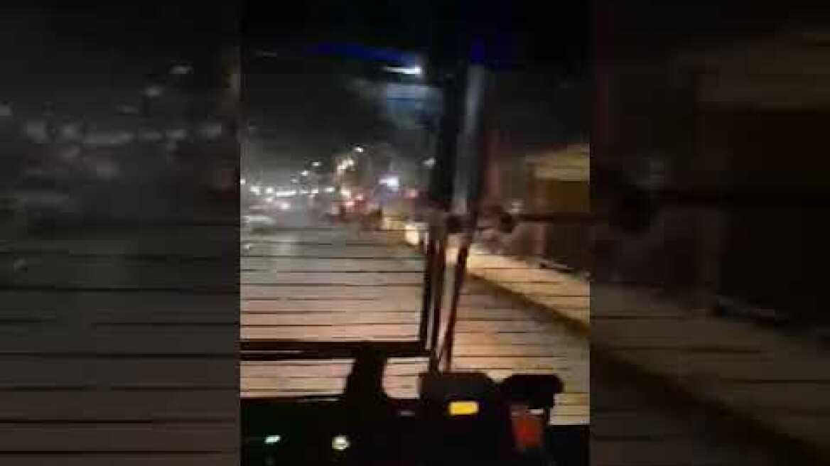 Καταχειροκροτηθηκαν οι άντρες των ΥΑΤ στις Καστανιές