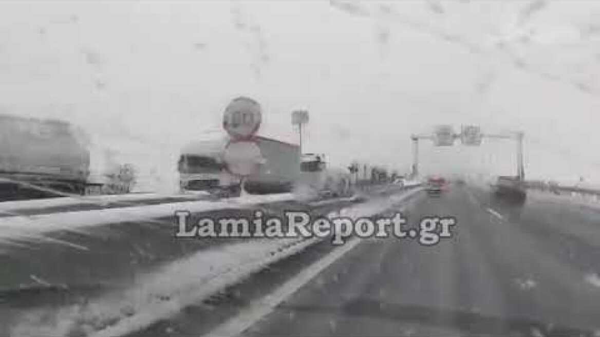 LamiaReport.gr: Σταματημένα λεωφορεία-φορτηγά-νταλίκες στην Υλίκη λόγω χιονιού 30-12-19