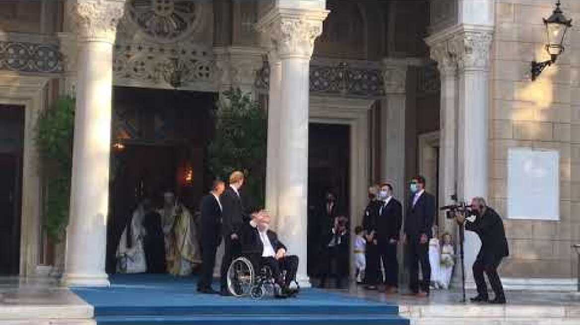 Tέως βασιλιάς Κωνσταντίνος / τον χειροκροτεί ο κόσμος και φωνάζουν «ζήτω ο βασιλιάς»