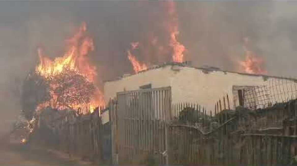 Νέα αναζωπύρωση στην Πάρνηθα - Καίγονται σπίτια στον Άγιο Ιωάννη τον Ρώσο