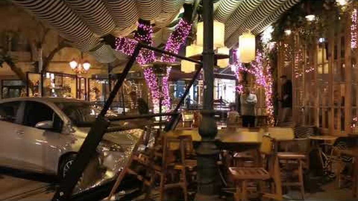 ΙΧ Εξετράπη και έπεσε σε τζαμαρία στην Μητροπόλεως -GRTimes