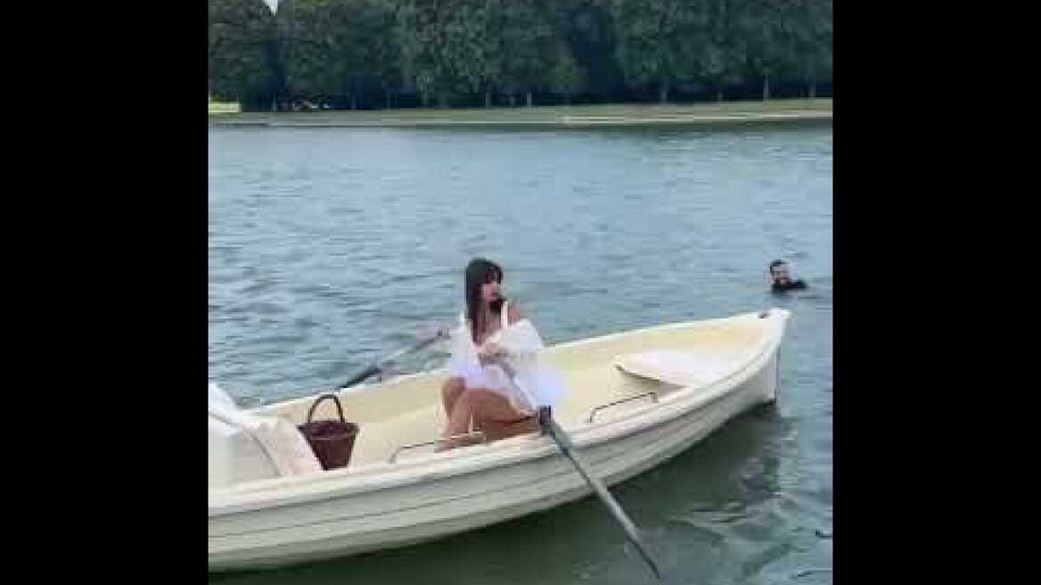 Η Έμιλι Ραταϊκόφσκι τραβάει... κουπί