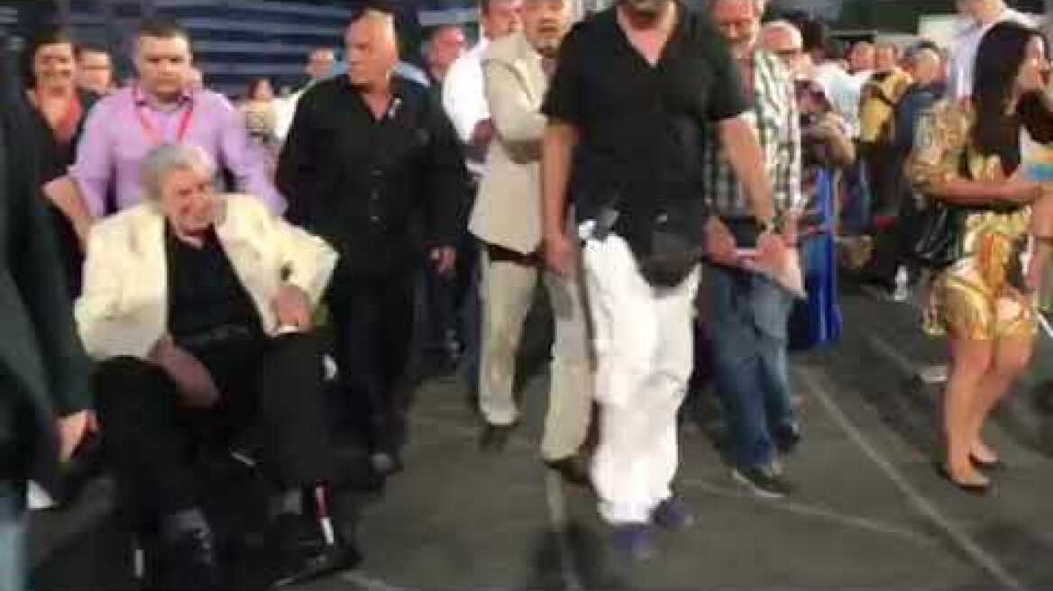 Είσοδος Μίκη Θεοδωράκη στο Καλλιμάρμαρο για τη συναυλία - αφιέρωμα