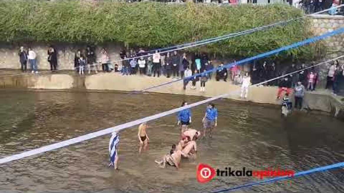 Αρπάχτηκαν στα χέρια κατά την ρήξη στου Σταυρού στα Τρίκαλα