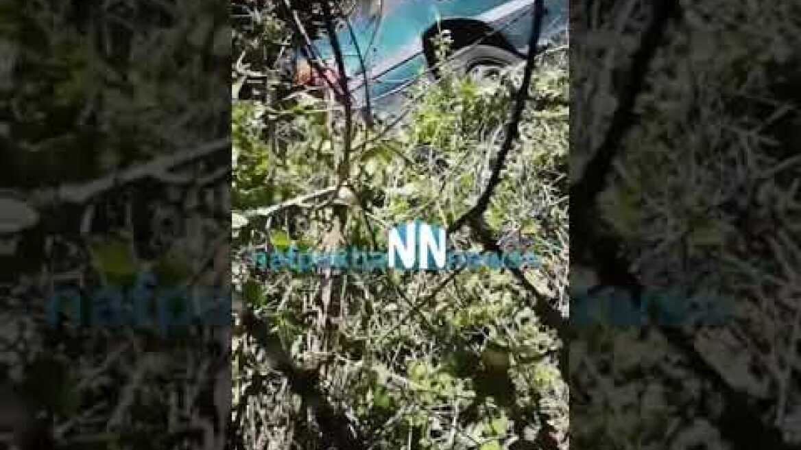 Πλάτανος: Αυτοκίνητο εξετράπη της πορείας του - Εγκλωβισμένος ο οδηγός που αγνοείτο από χθες.